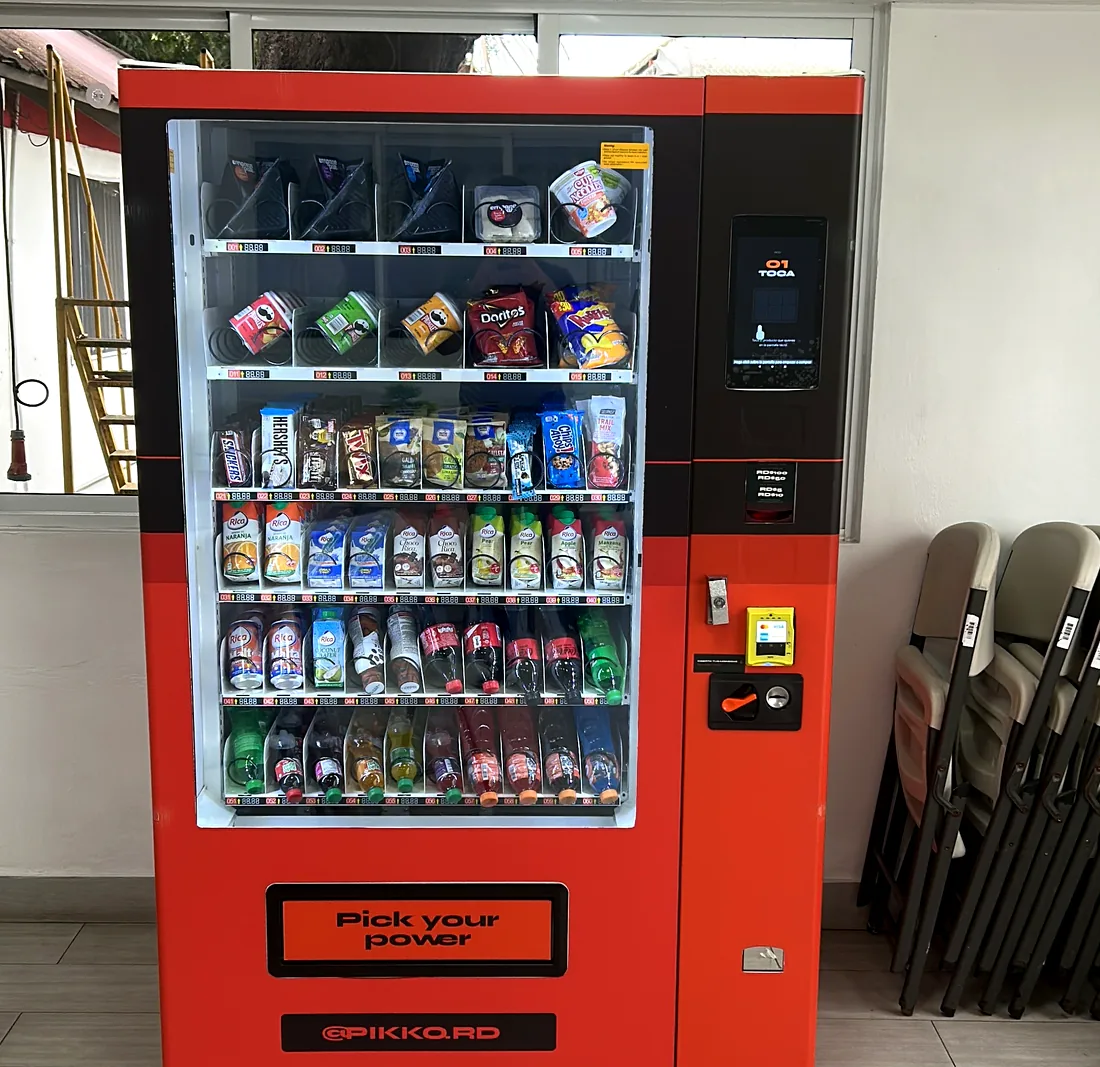 PIKKO smart vending island in the break area at Levapan Dominicana, stocked with drinks, juices and snacks